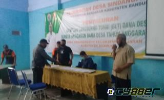 Pemdes Sidangpanon Salurkan BST pada warga Terdampak Covid-19 Gunakan Protokol Kesehatan